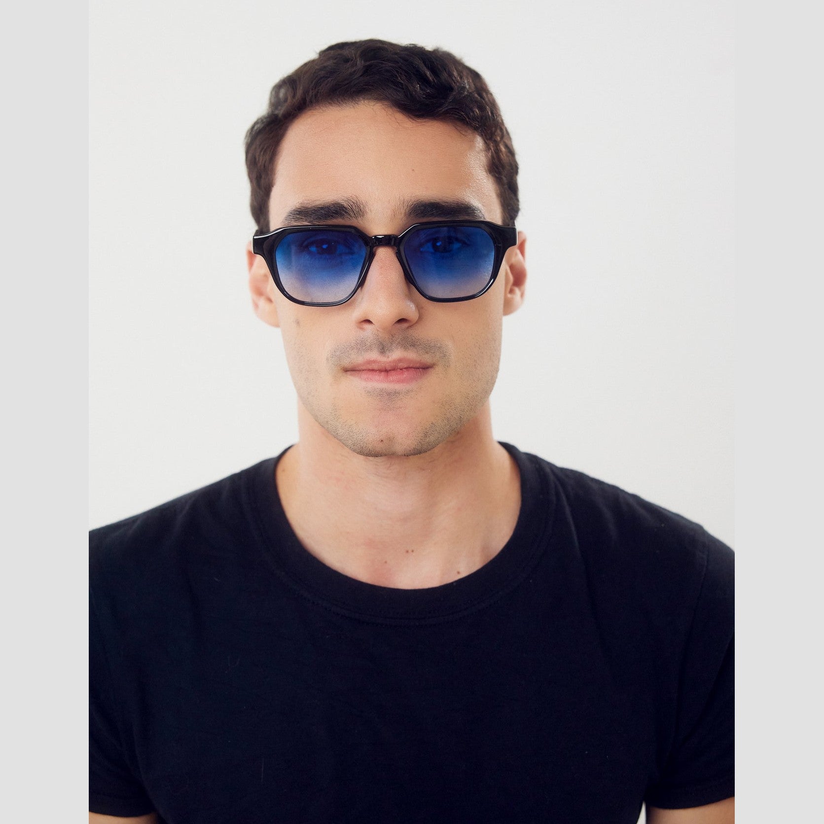 Lentes de sol LUXA en color negro y azul de Solivo, diseño moderno y atractivo, perfectos para proteger tus ojos mientras complementas tu estilo.