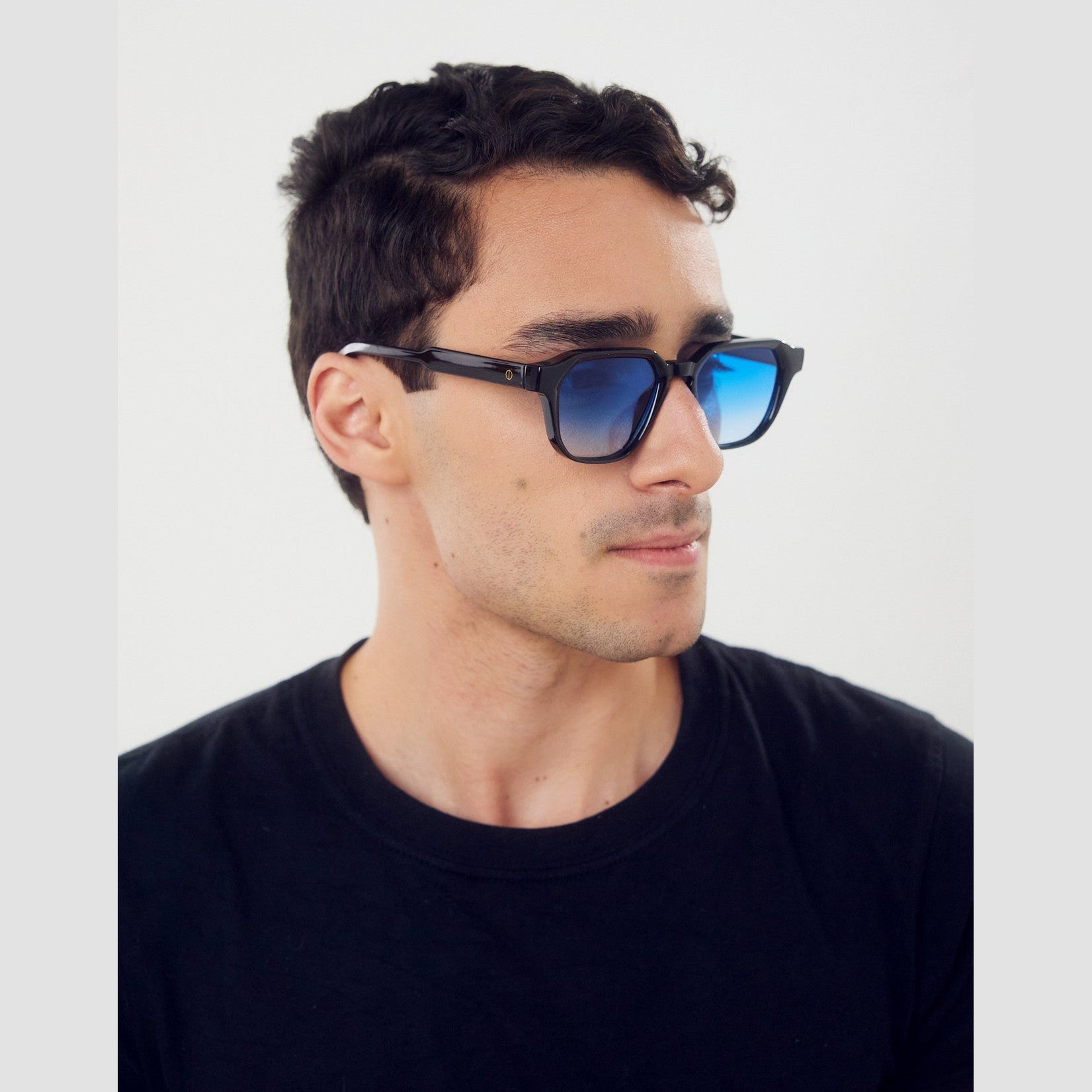 Estilo de vida con los lentes de sol LUXA de Solivo, mostrando su uso en actividades al aire libre, ideales para disfrutar del sol con protección UV.