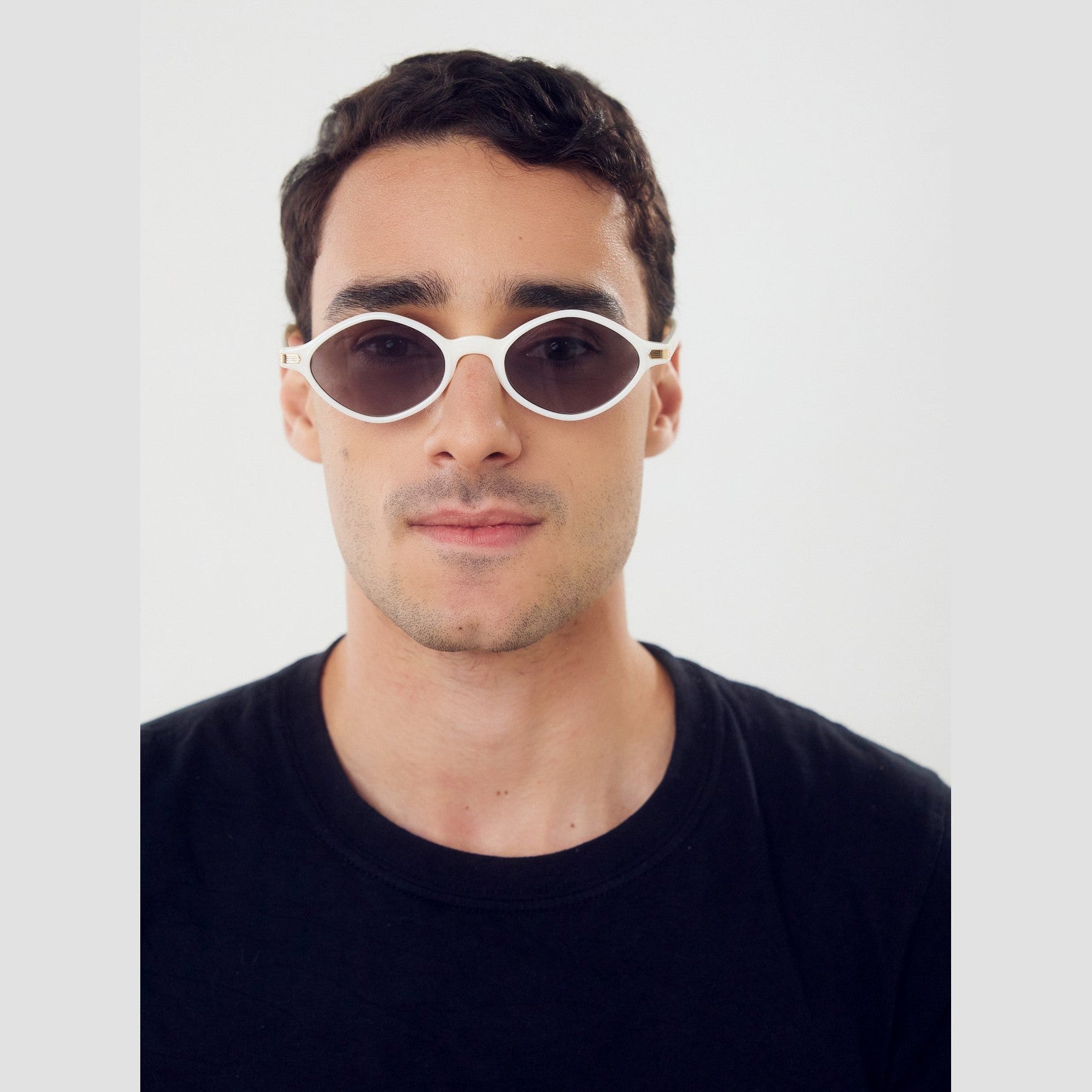 Gafas de sol MIAM de Solivo, ofreciendo un estilo moderno y protección UV400, ideales para disfrutar del sol.