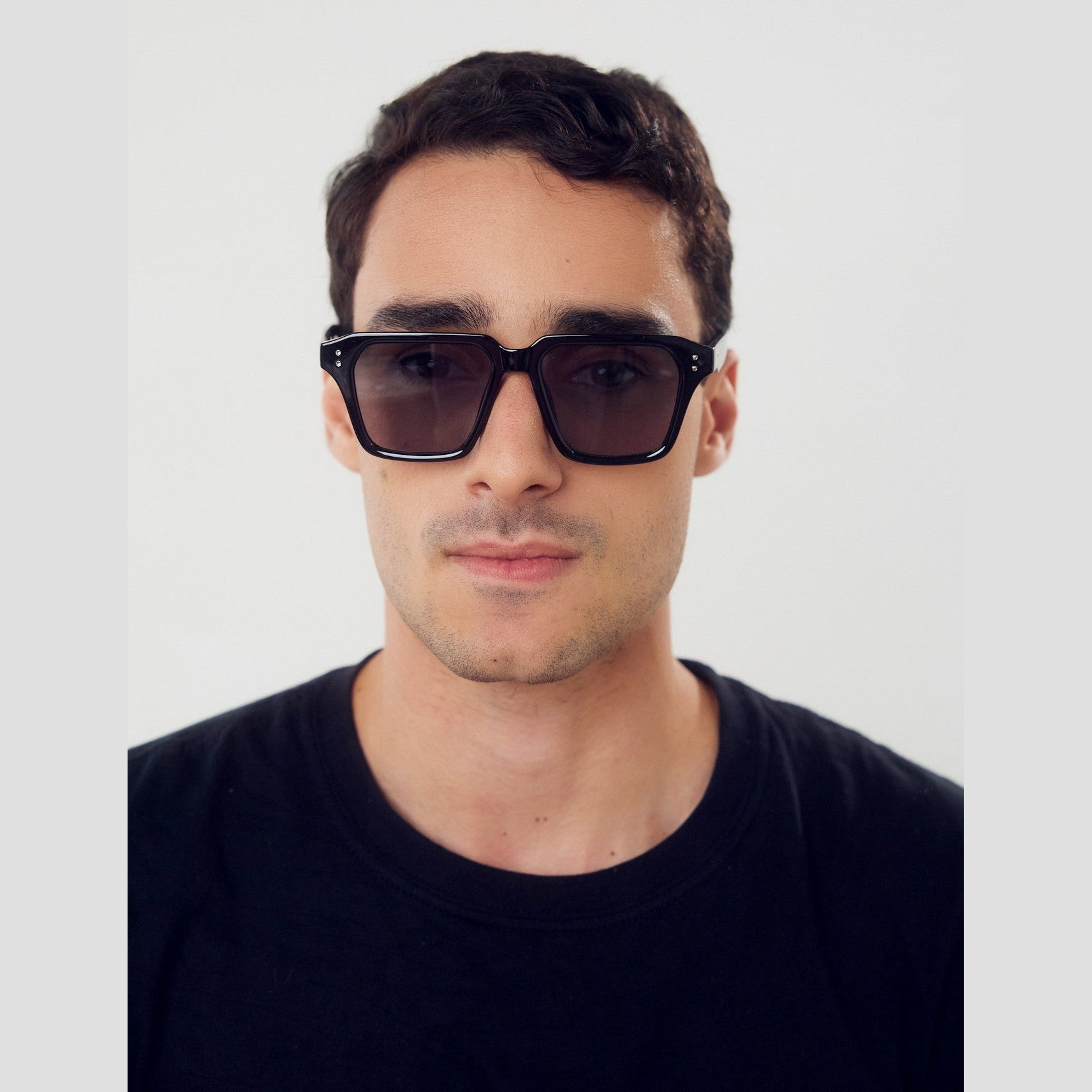 Lentes de sol DUBL de Solivo en color negro y gris, ofreciendo estilo moderno y protección UV400 para disfrutar del sol con confianza.