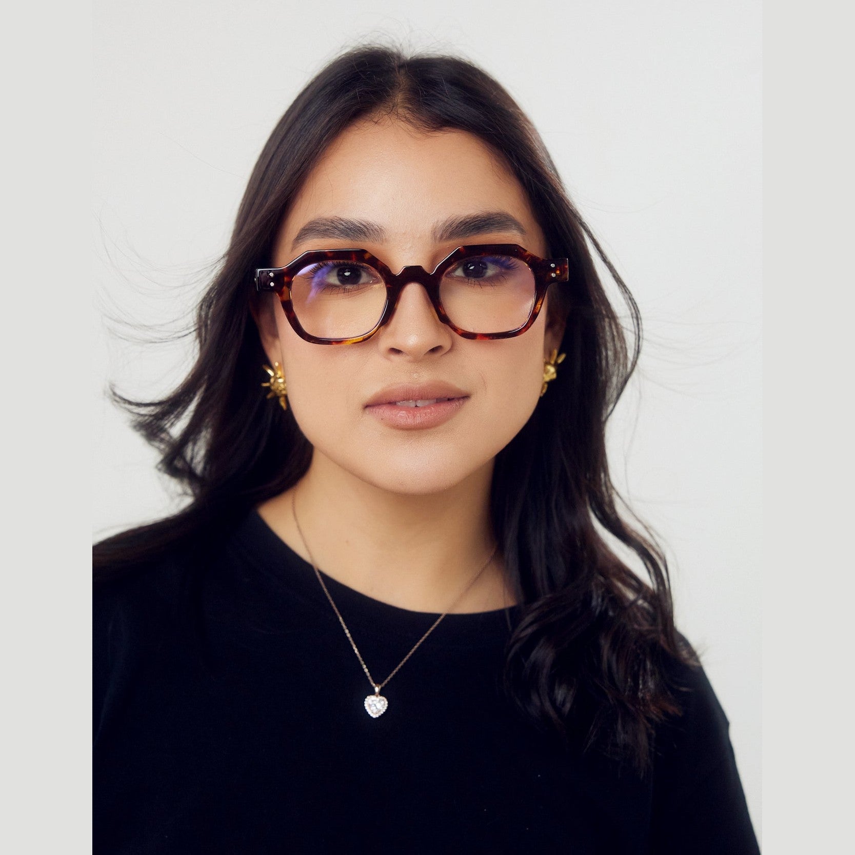 Modelo usando los lentes ARI Blue light de Solivo, disfrutando de una visión clara y cómoda con lentes polarizados que reducen el deslumbramiento.