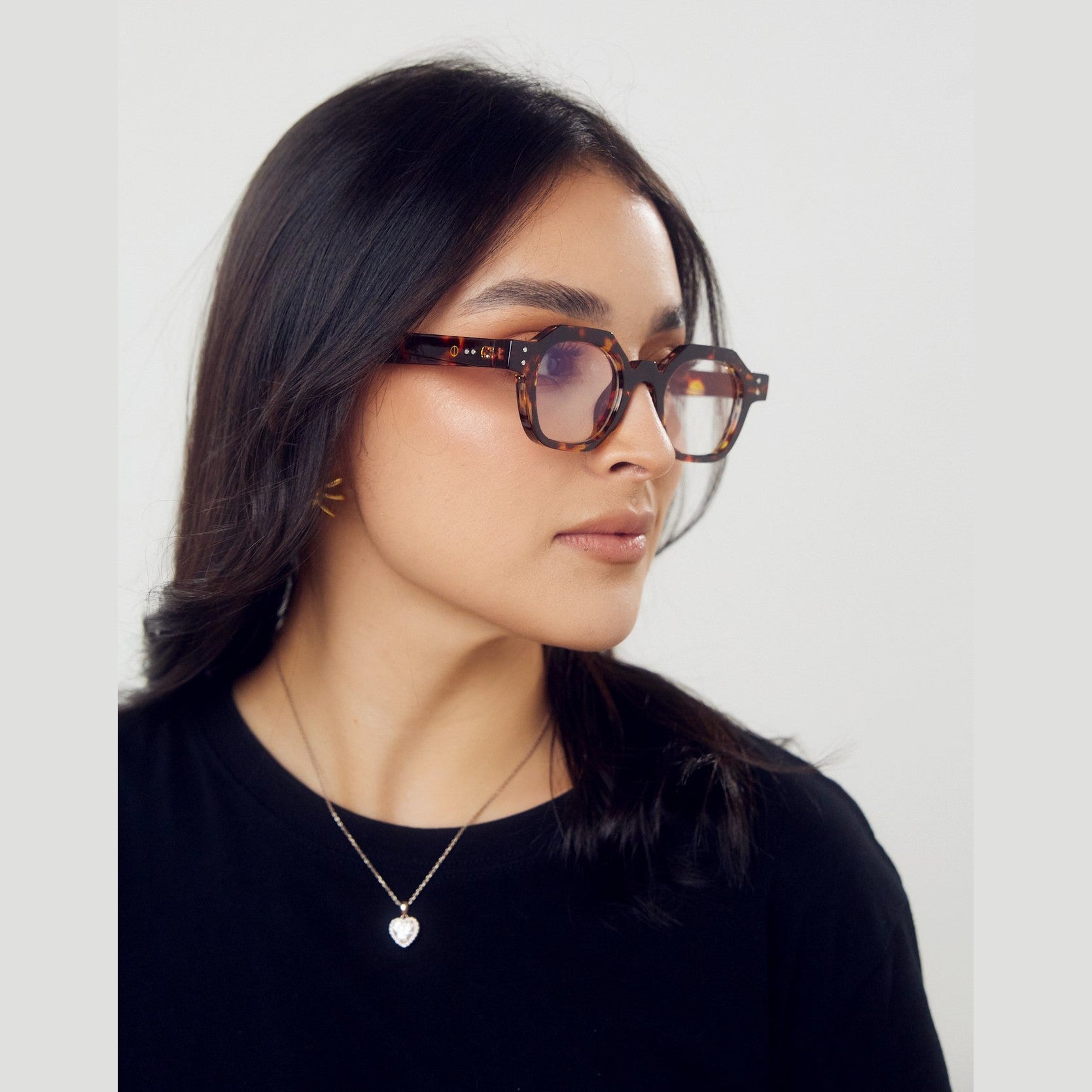 Accesorios de verano: Lentes de sol ARI de Solivo, perfectos para actividades al aire libre y con lentes polarizados para reducir el deslumbramiento.