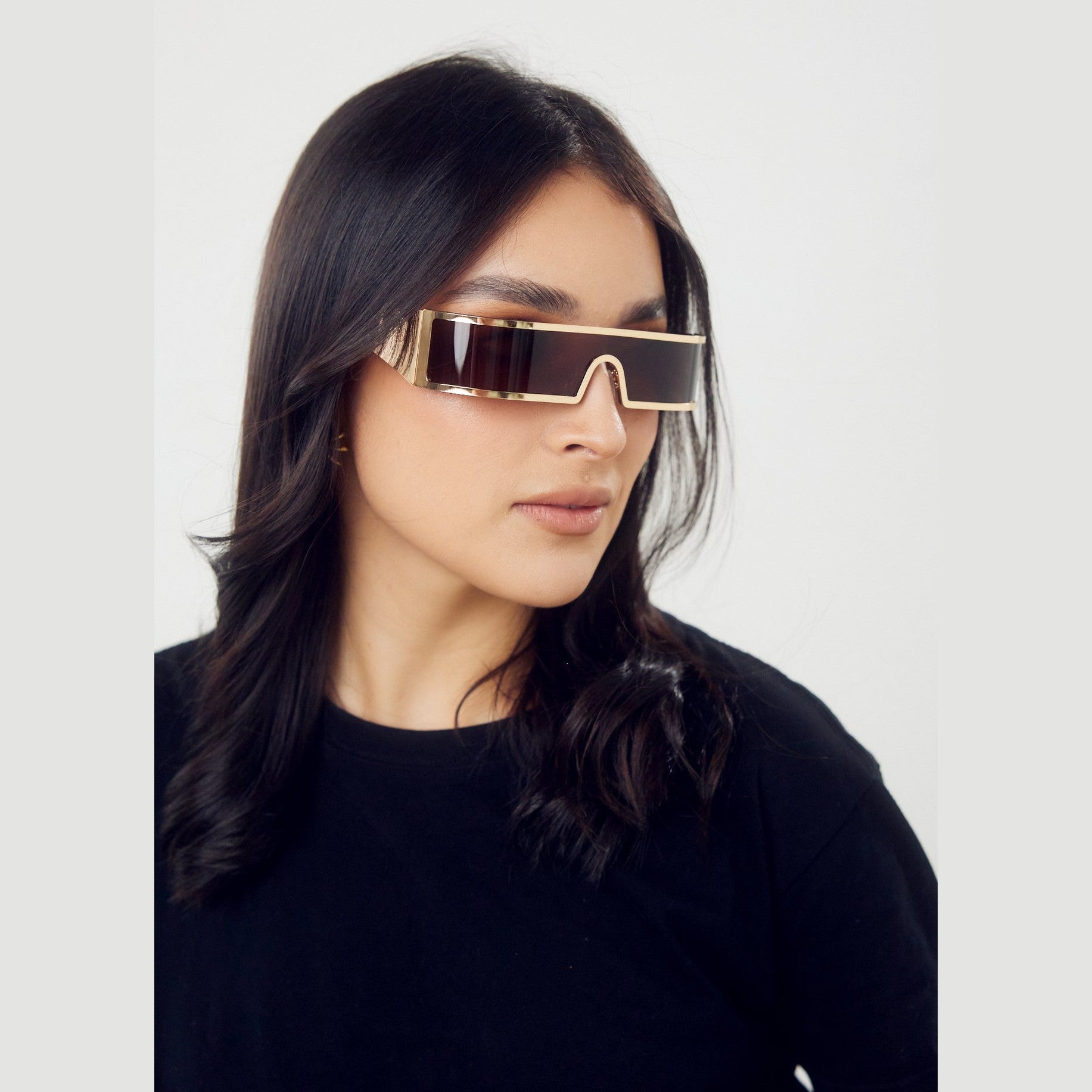 Estilo moderno y funcional de los lentes LEA Plateado de Solivo, ideales para cualquier ocasión y protección visual.