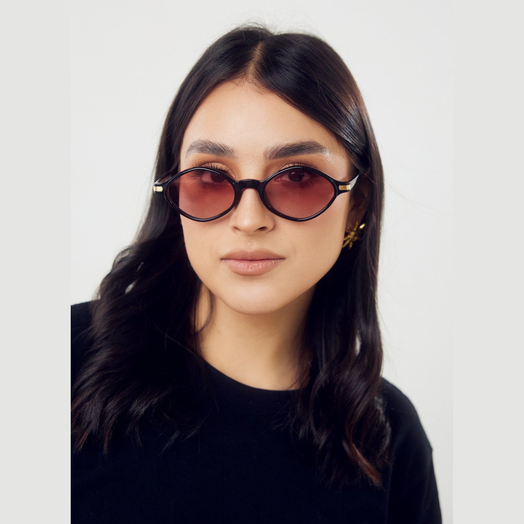 Lentes de sol MIAM de Solivo en color negro y rosa, un accesorio moderno que combina estilo y protección UV400.