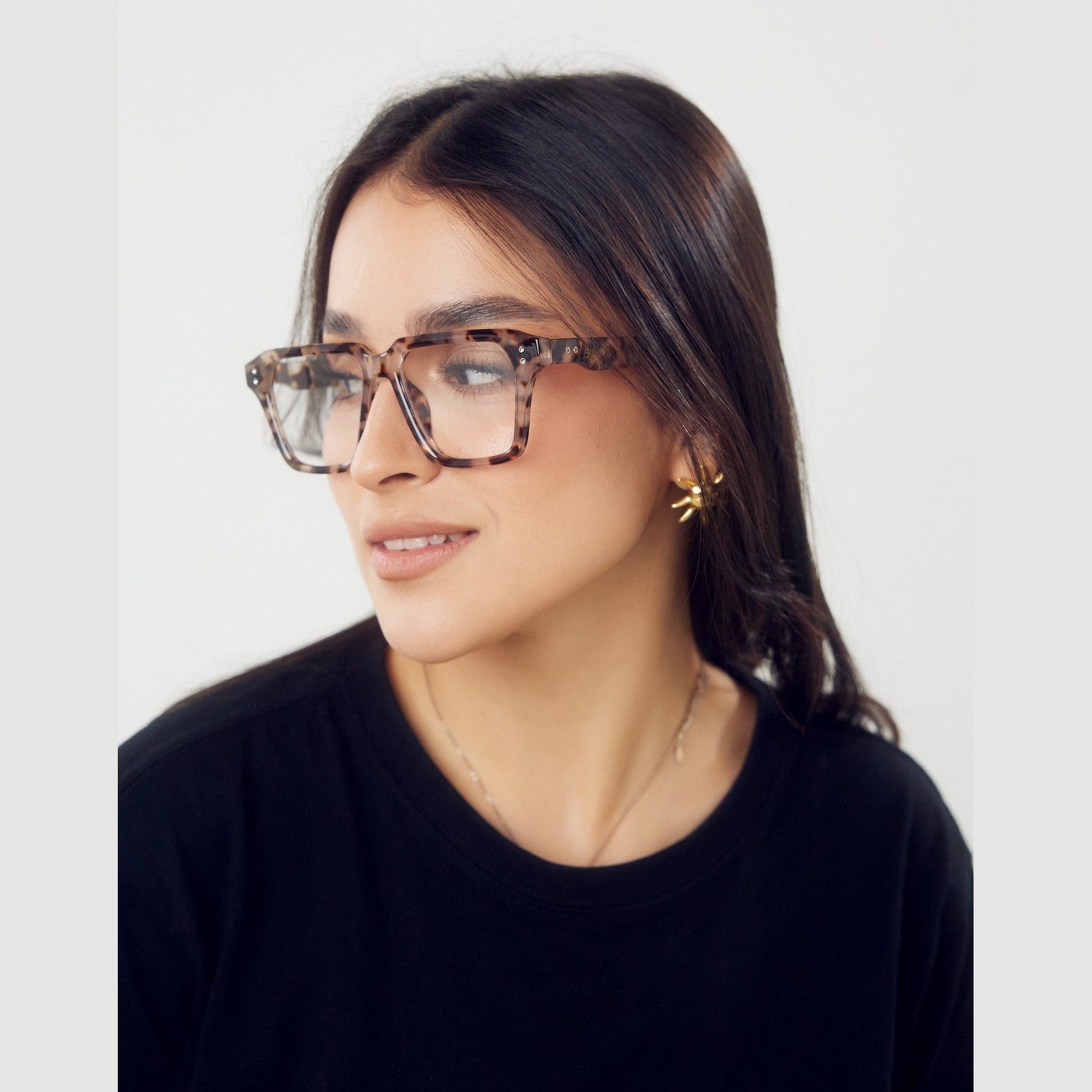 Lentes DUBL de Solivo, diseño sofisticado en negro gris, perfectos para actividades al aire libre y combinar con cualquier atuendo.