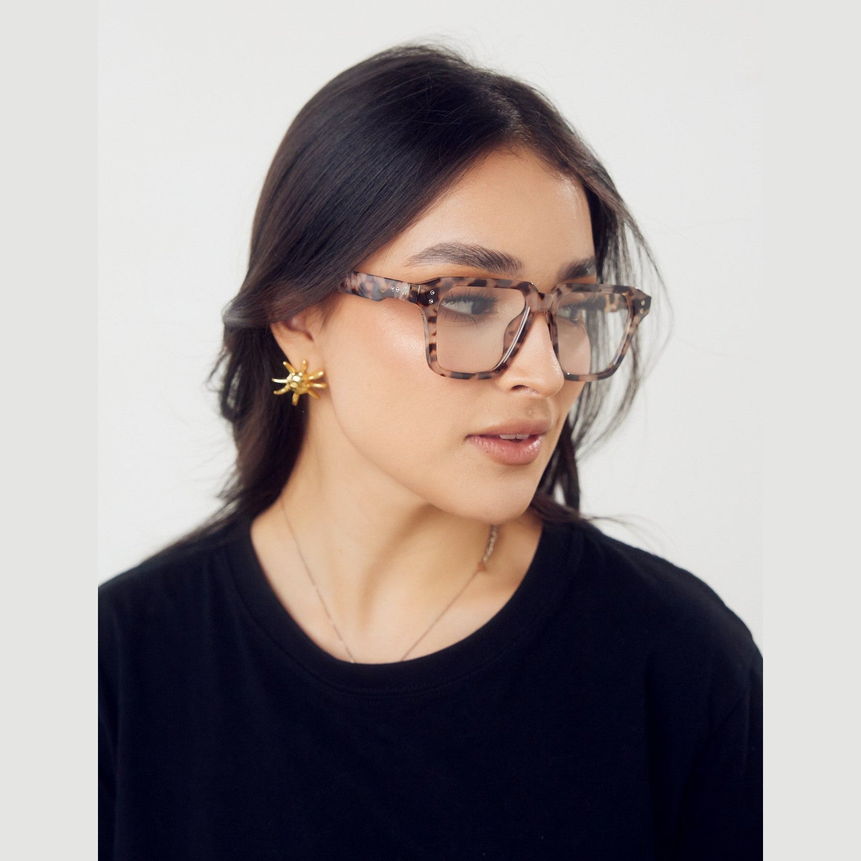 DUBL Blue light de Solivo, elegantes lentes polarizados diseñados para lucir bien mientras cuidas tus ojos bajo el sol.