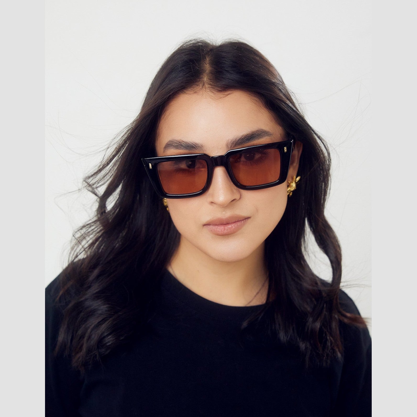 Lentes de sol Ray - Negro de Solivo, combinando estilo moderno y protección UV400 con cristales polarizados para una visión clara.