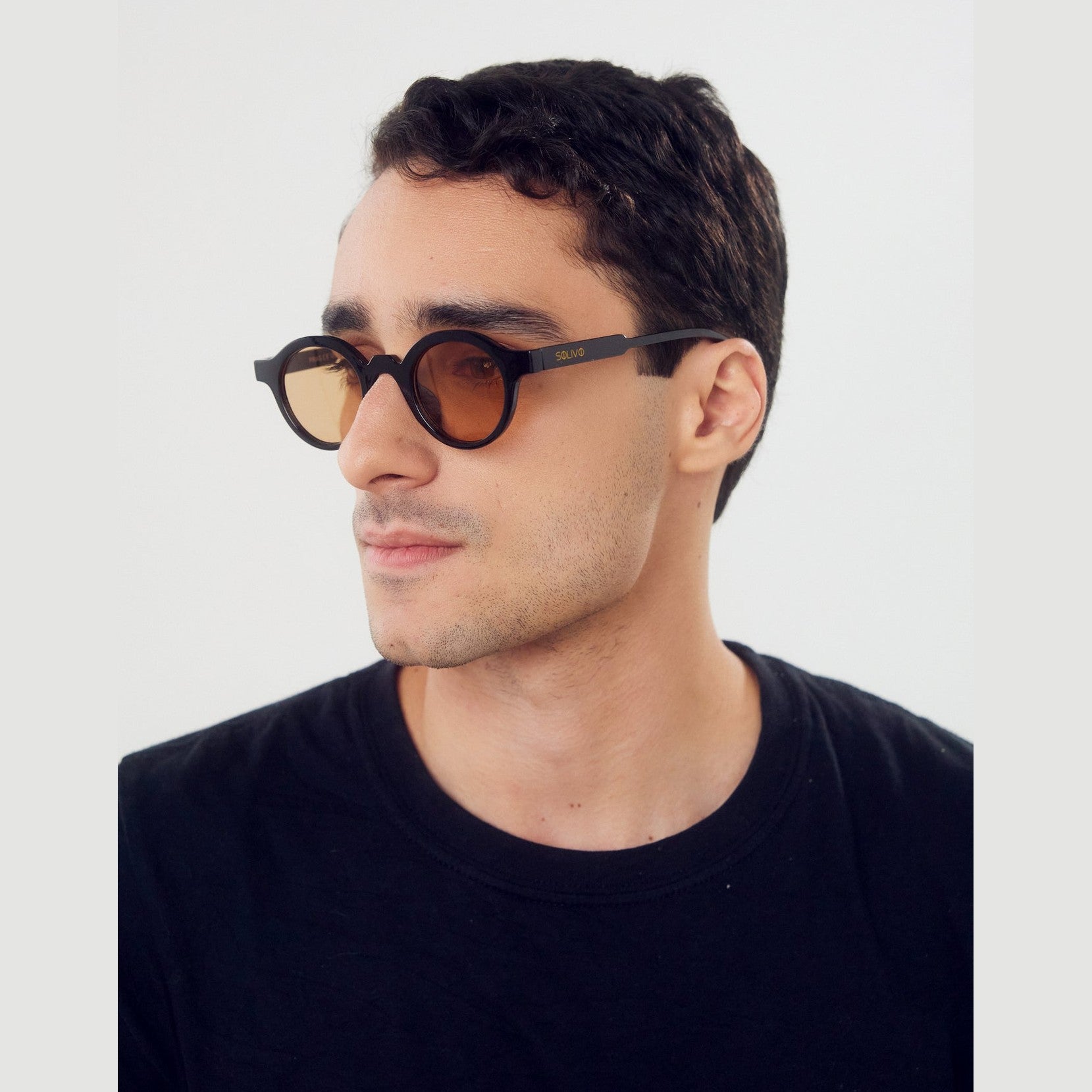 Lentes de sol PRAG de Solivo en un ambiente soleado, ideal para destacar tu estilo mientras proteges tus ojos con tecnología avanzada.