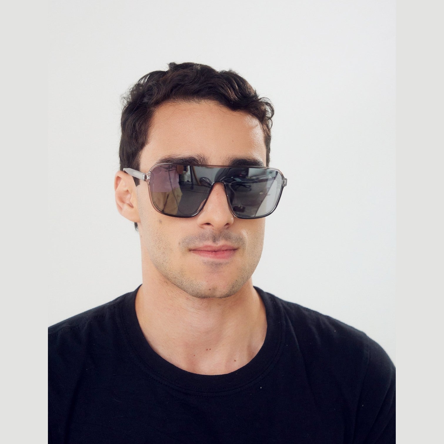 Lentes de sol MIA de Solivo en gris, combinando estilo moderno y protección UV400 para un look sofisticado.