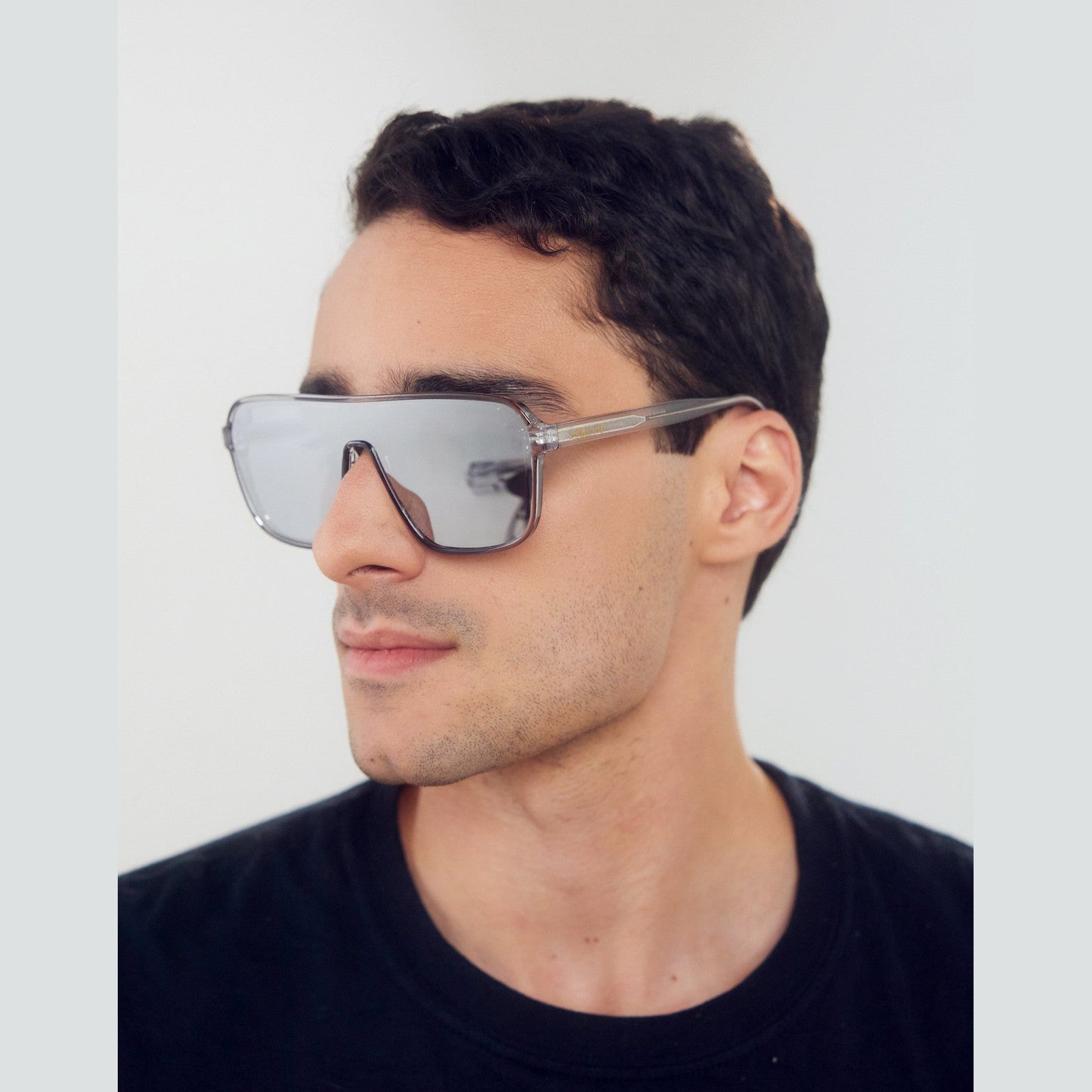 Lentes de sol MIA de Solivo, diseño ergonómico en gris, perfectos para disfrutar días soleados con elegancia y comodidad.