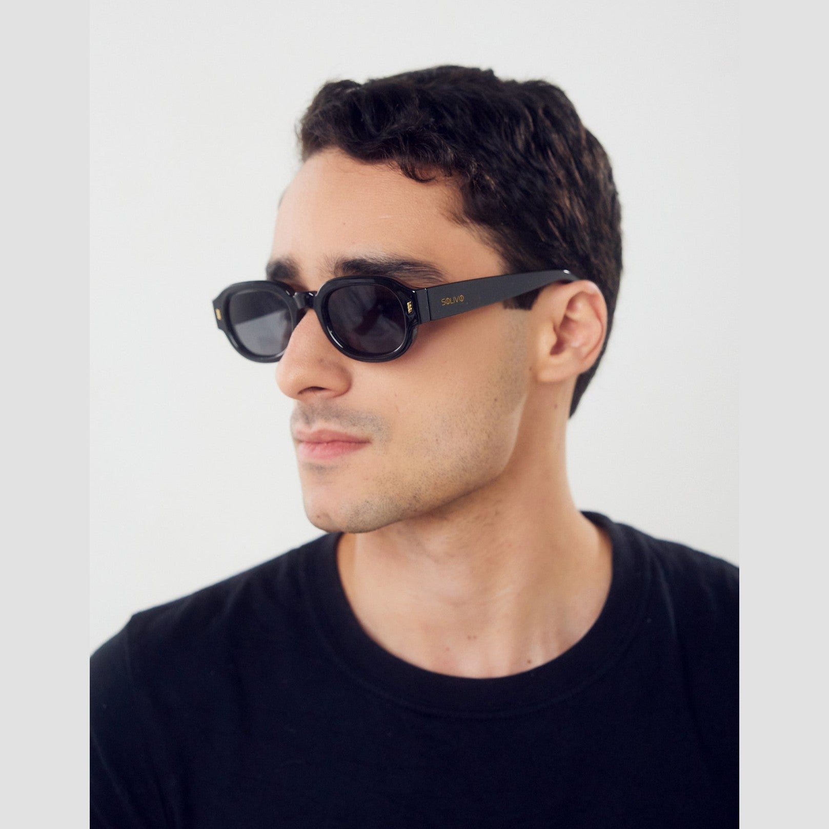 Lentes de sol Ely de Solivo en color negro, combinando estilo y protección UV400 en un diseño elegante y sofisticado.