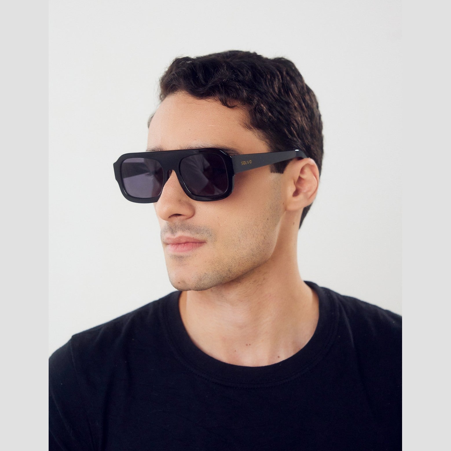 Vista detallada de los lentes de sol Élan de Solivo, resaltando su tecnología polarizada y diseño premium, perfectos para actividades al aire libre.