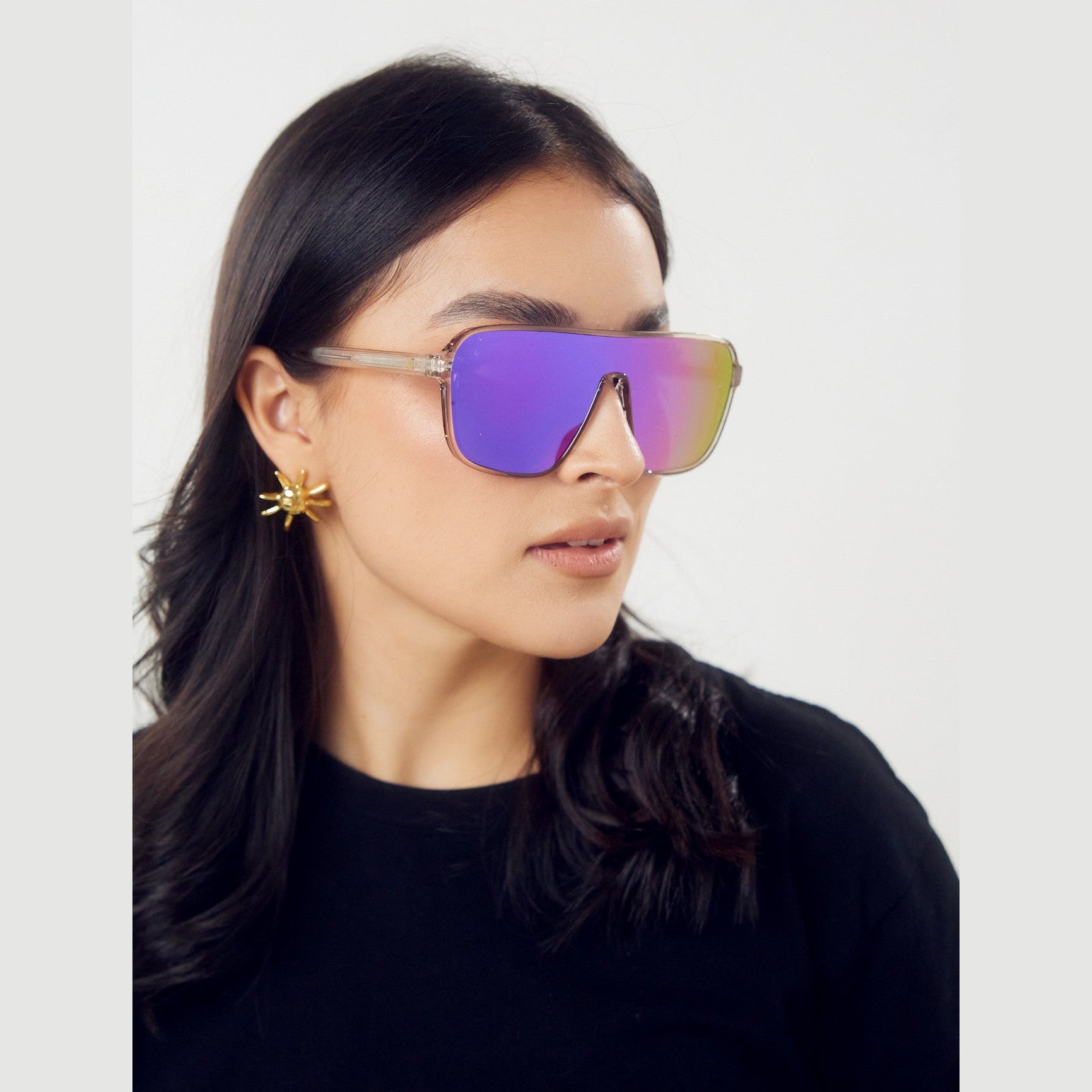 Lentes MIA de Solivo con tecnología de lentes polarizados, destacando su estilo contemporáneo y protección UV400 en un entorno urbano.