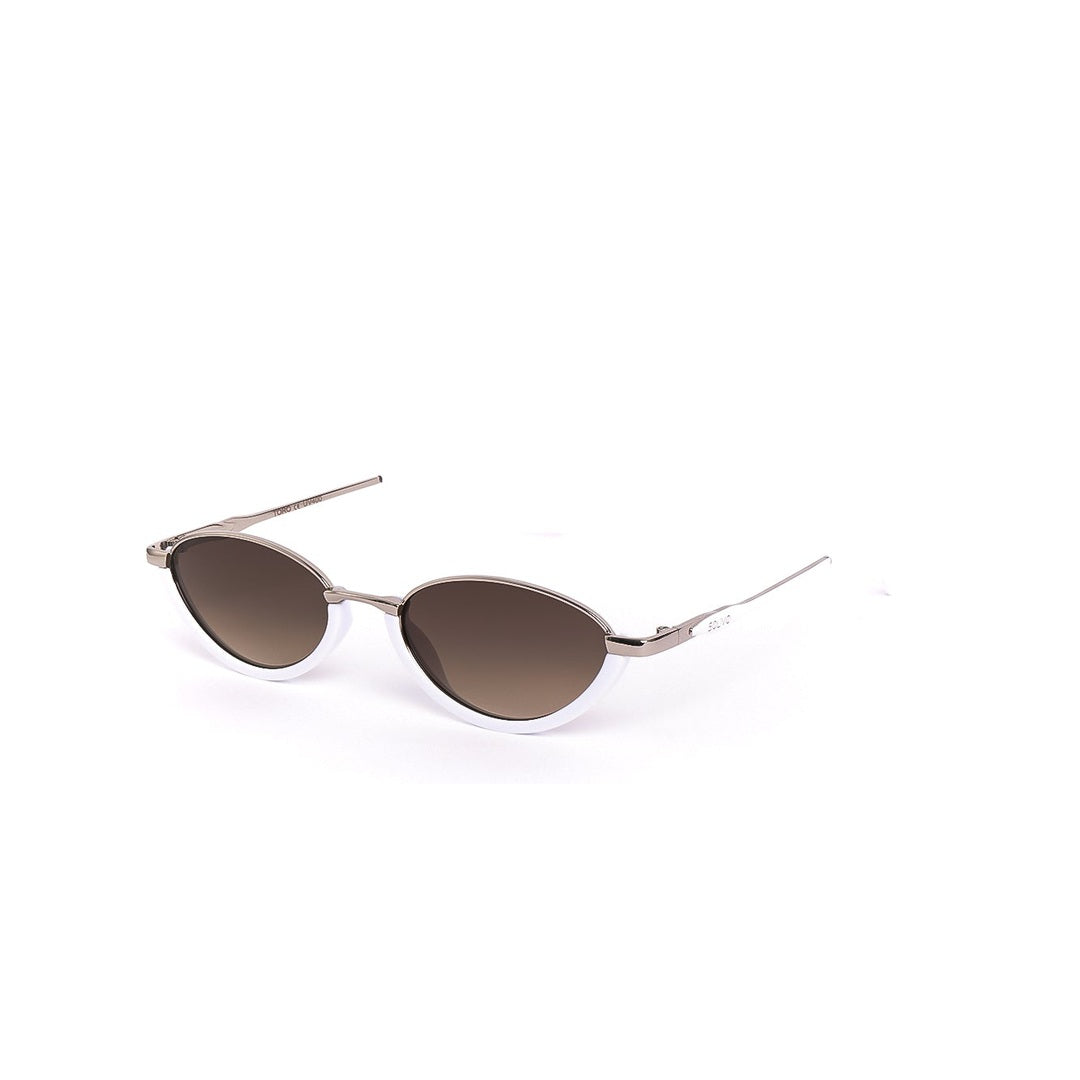 Lentes de sol TORO - Blanco de Solivo, con diseño elegante y moderno, vista frontal que destaca la forma ovalada y las lentes polarizadas.