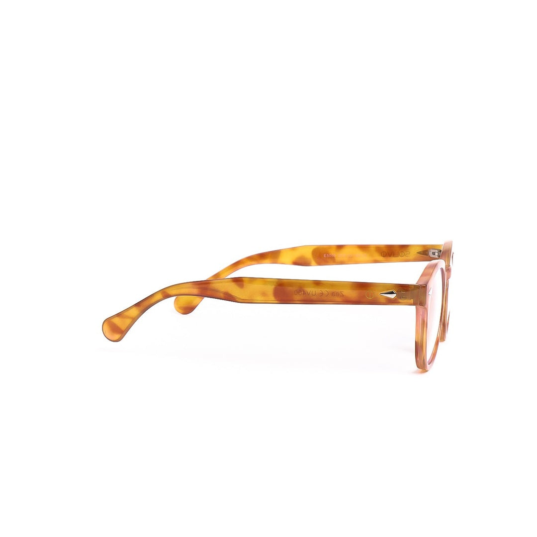 Lentes de sol ZEA de Solivo, vista en ángulo que destaca la forma y los colores de estos lentes que combinan moda y funcionalidad.