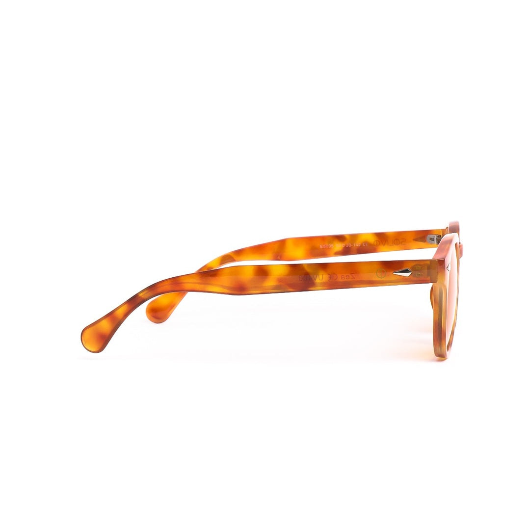 Detalle del lateral de los lentes de sol ZEA de Solivo, presentando un diseño contemporáneo y funcional, ideal para días soleados.