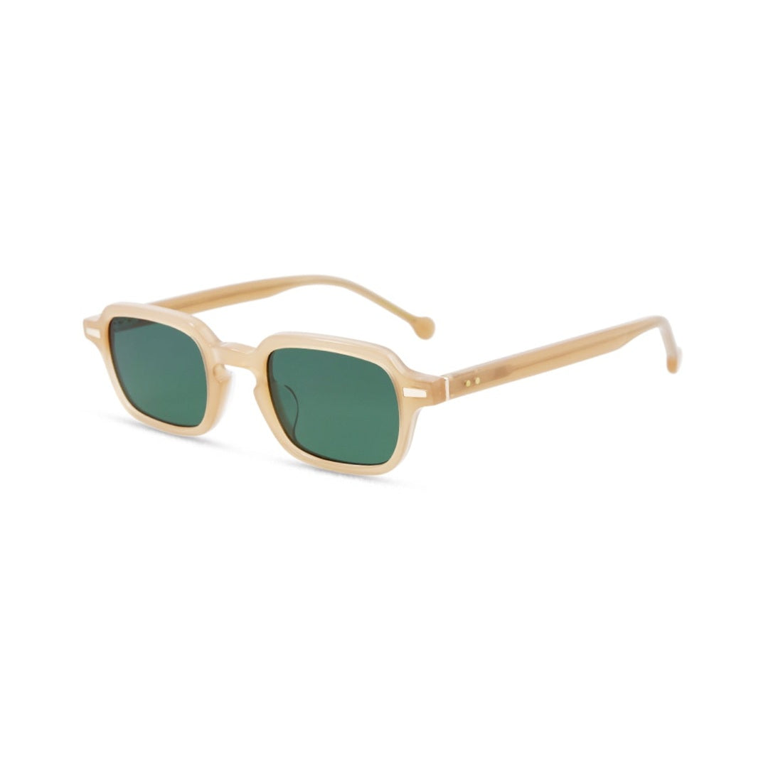 Vista lateral de los lentes de sol Kōra Beige Oliva de Solivo Eyewear — varillas de acetato, protección UV400