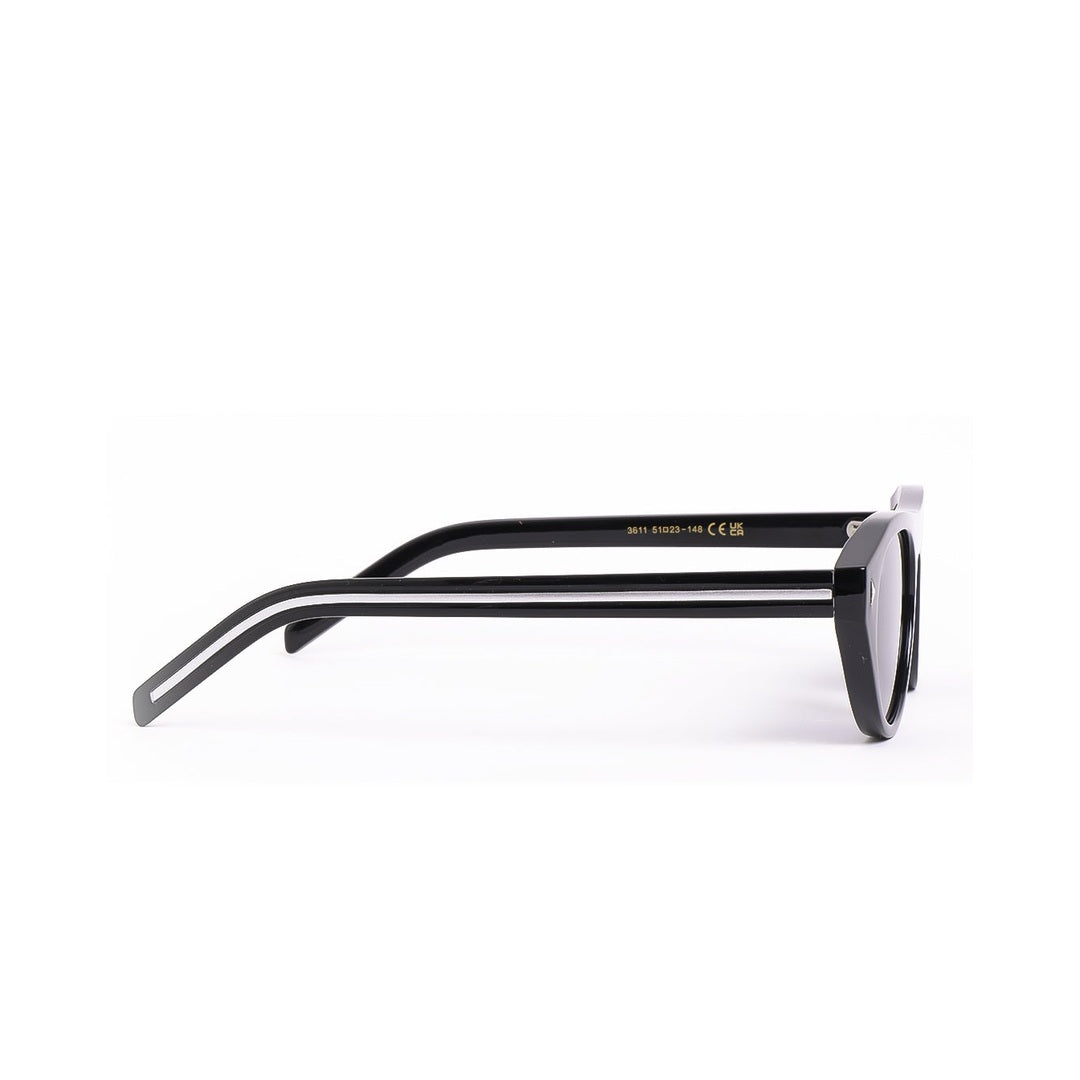 Lentes de sol AMST de Solivo en color negro, perfil elegante y moderno, combinando estilo y protección UV400, ideales para cualquier ocasión.