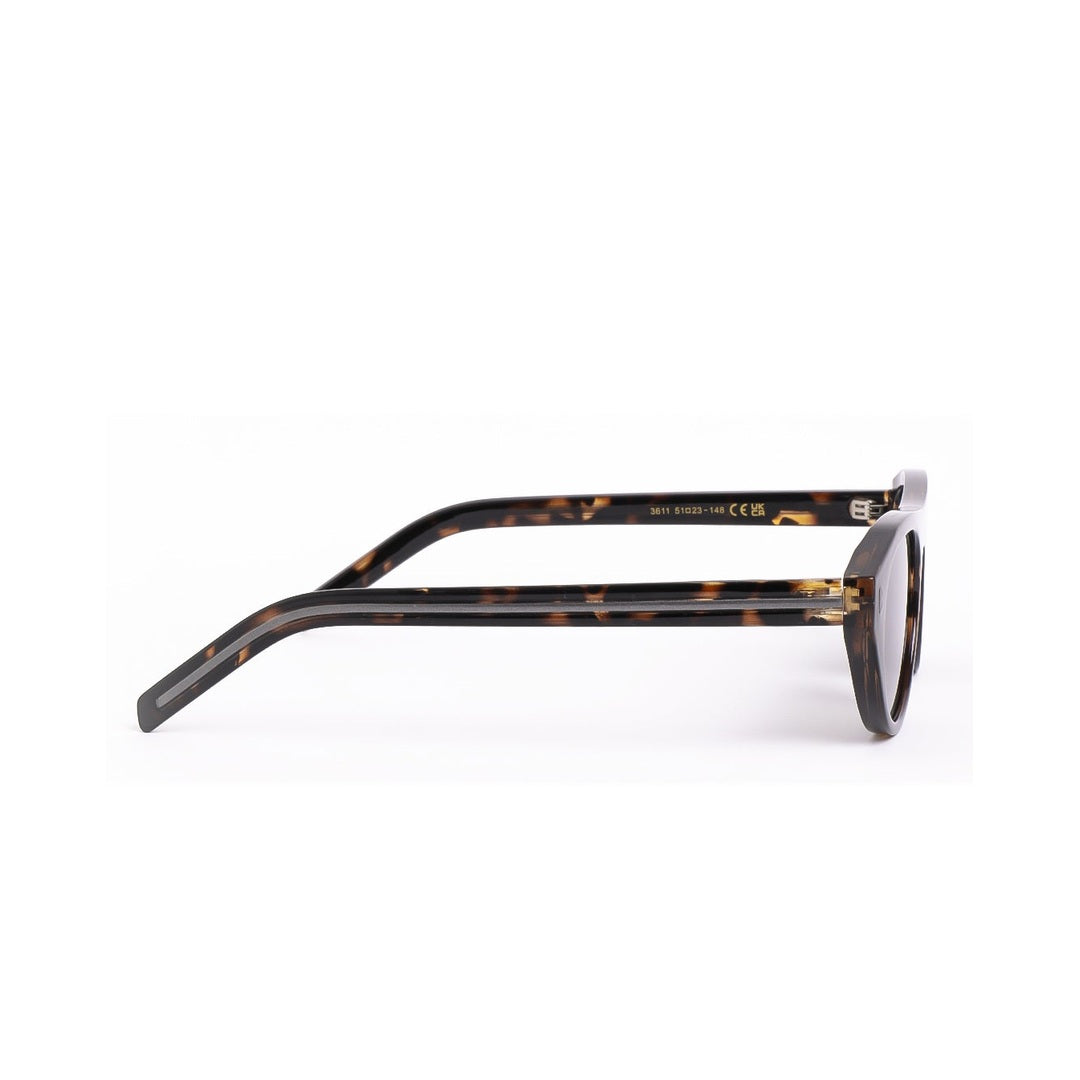 Lentes de sol AMST de Solivo en perspectiva lateral, resaltando su diseño estilizado y materiales duraderos, ideales para uso diario y actividades al aire libre.