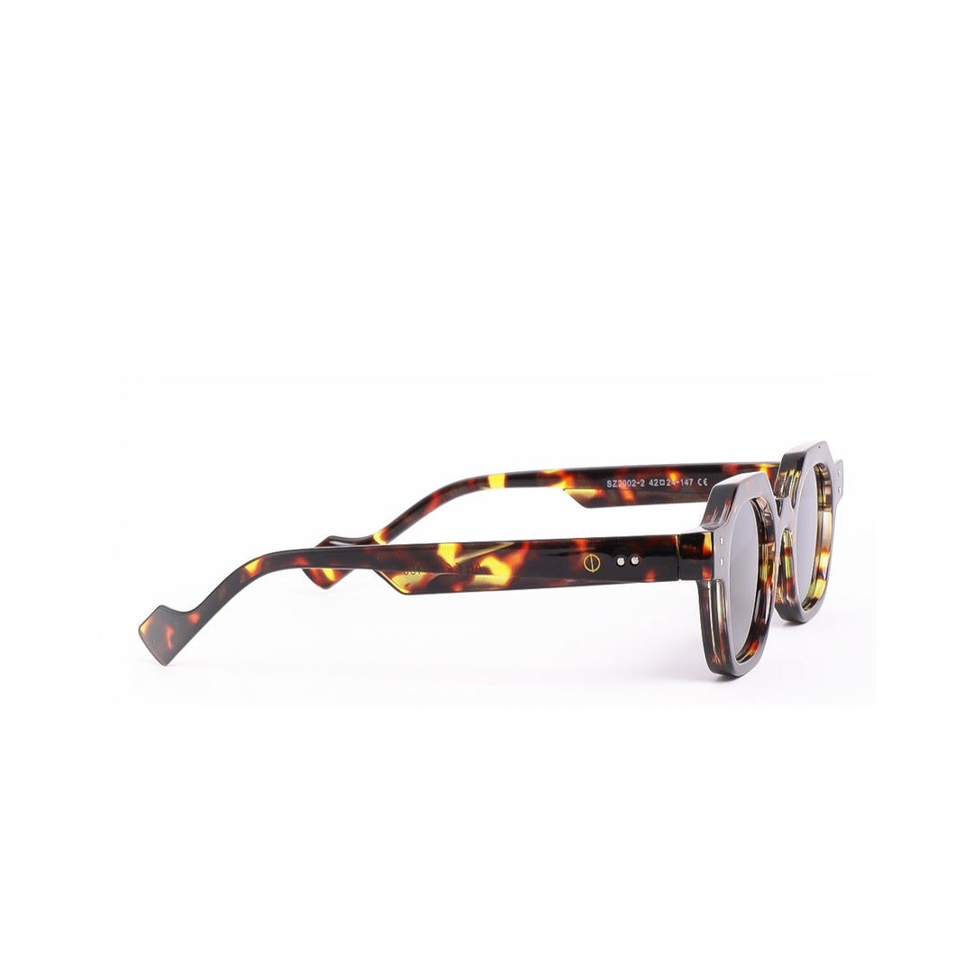 Lentes de sol ARI Carey Gris de Solivo, mostrando un diseño contemporáneo en tonos carey que combina estilo y protección UV400, ideales para cualquier ocasión bajo el sol.