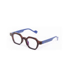 Vista lateral de los lentes de sol ARI Blue light de Solivo, mostrando su estructura chic con tonalidades marrón y azul, ideal para complementar cualquier outfit.