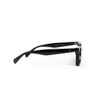 Lentes de sol Ava - Negro Verde de Solivo, detalle del marco negro y lentes verde con diseño ligero y cómodo.