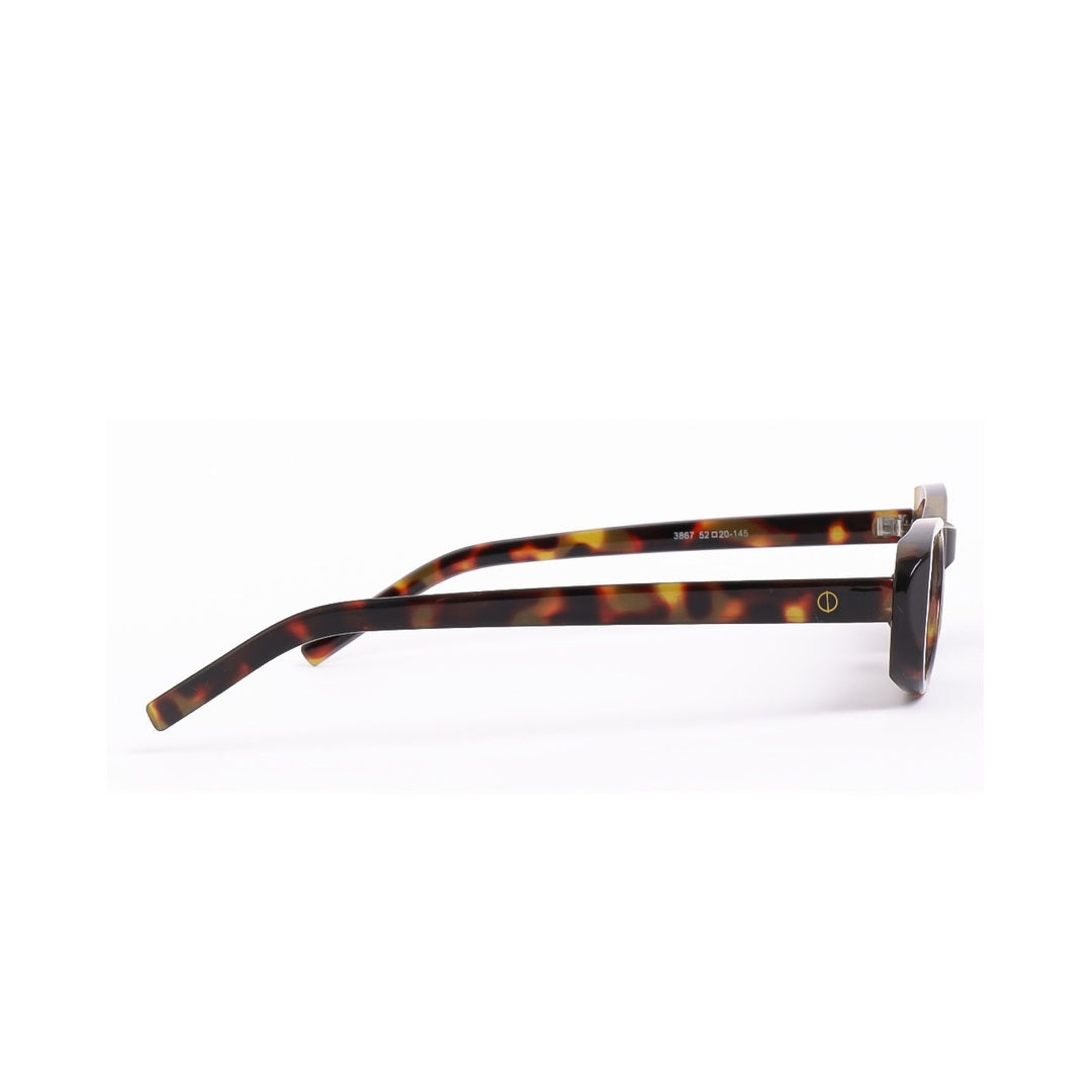Detalle en ángulo de los lentes de sol BOST de Solivo, una combinación de moda y funcionalidad en óptica premium.