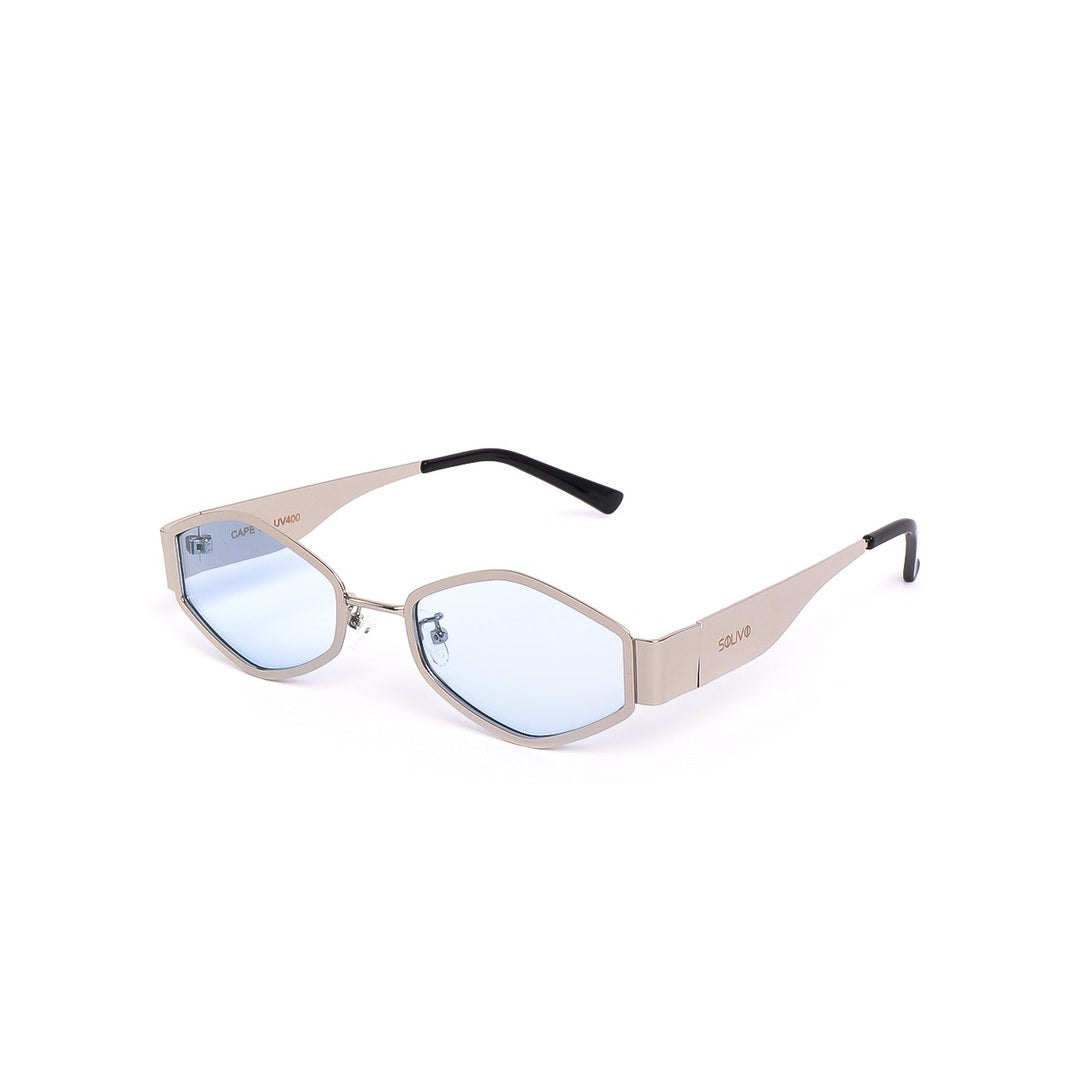 Vista lateral de los lentes de sol CAPE - Plateado de Solivo, que destacan por su forma única y protección UV400 para actividades al aire libre.