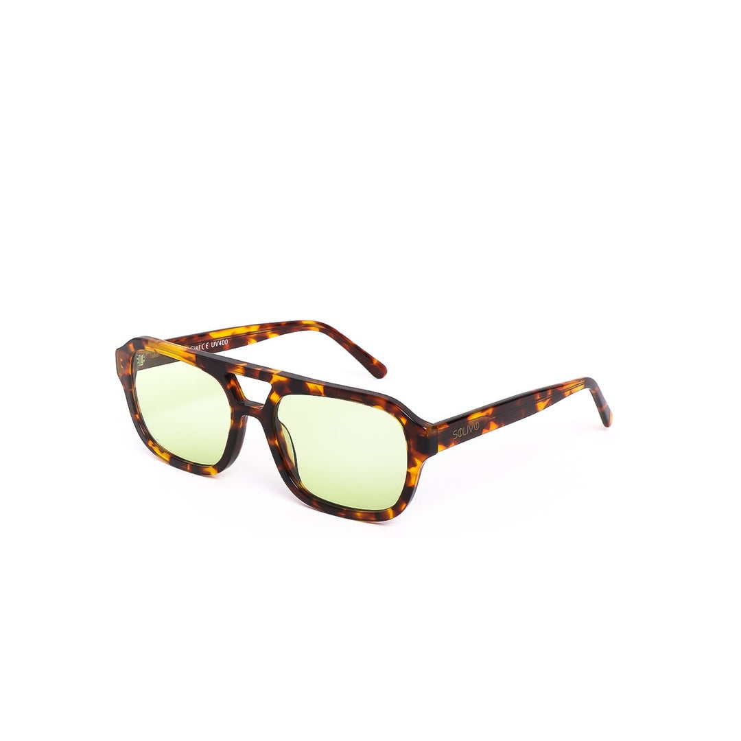 Vista lateral de los lentes de sol CIEL de Solivo, mostrando su diseño moderno en color carey con lentes verdes, ideales para el verano.