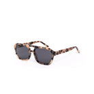 Lentes de sol CIEL de Solivo con diseño moderno y elegante, ideales para protección UV y estilo. Vista frontal en tonos de carey.