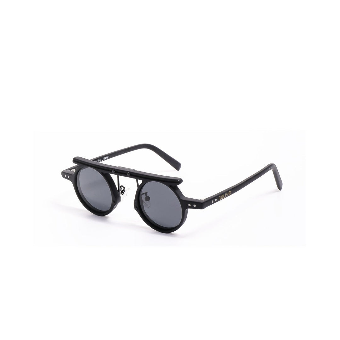 Lentes de sol D'OER de Solivo, angulación lateral mostrando su elegante estructura, ideales para combinar moda y protección ocular.