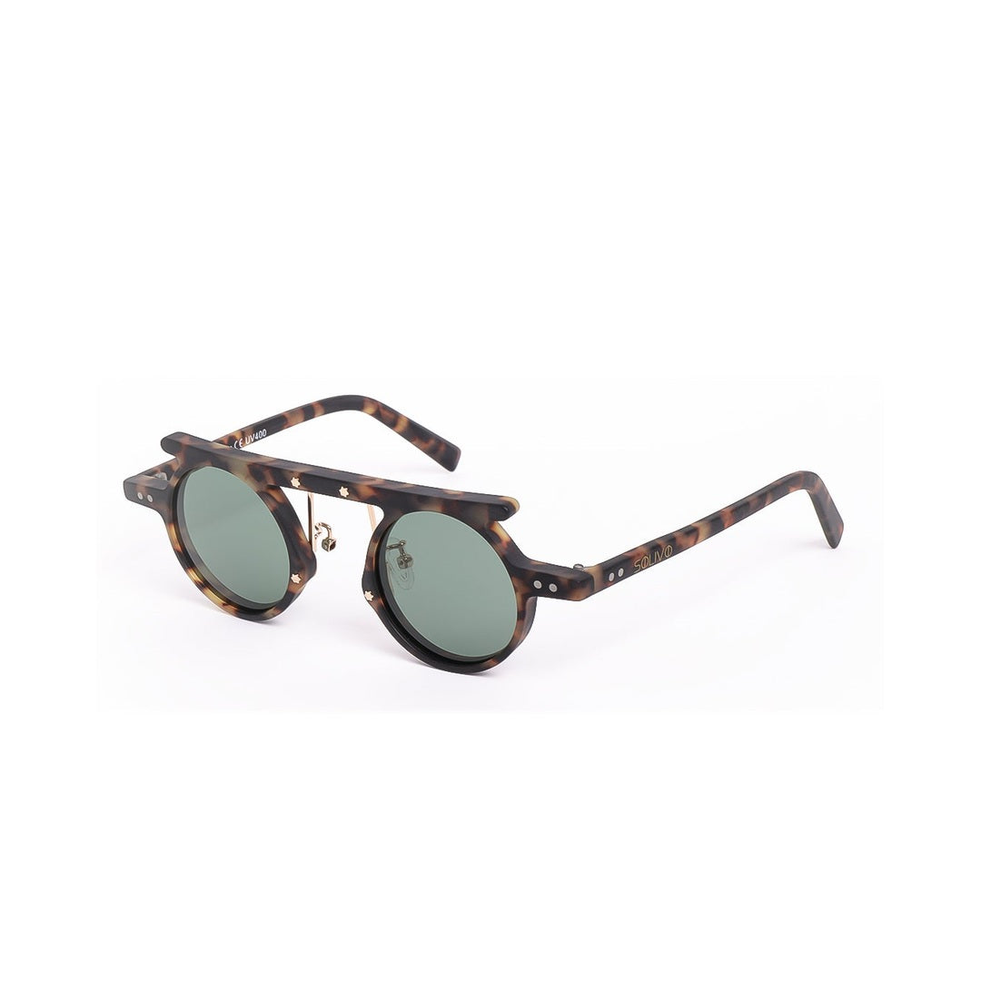 Lentes de sol D'OER de Solivo, mostrando un estilo contemporáneo con marco de carey y lentes verdosos, perfectos para complementar tu look.