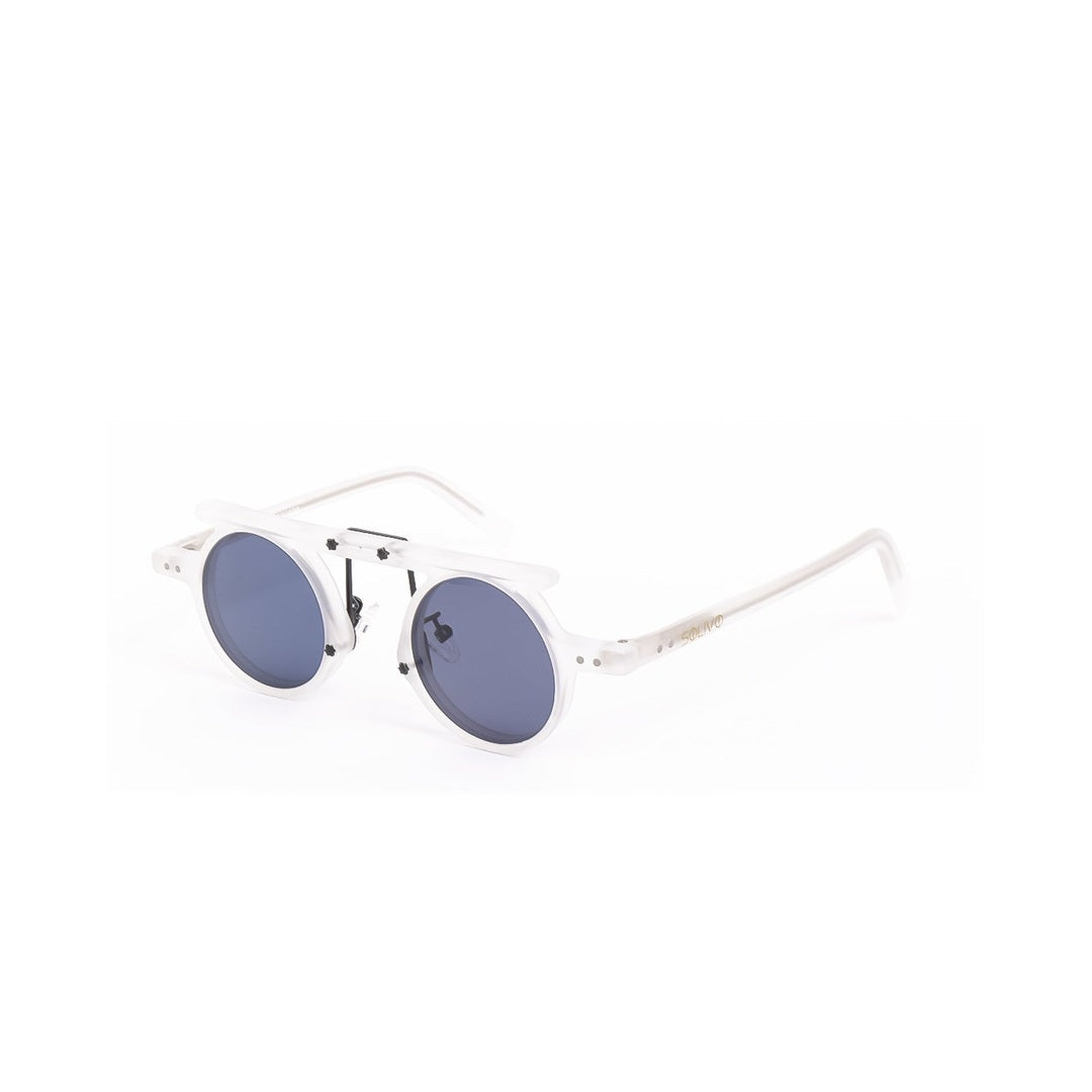 Lentes de sol D'OER de Solivo desde un ángulo lateral, con marco elegante y protección UV400 para tus días al aire libre.