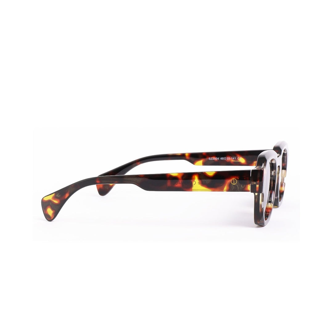 Perfil de los lentes de sol Elle Carey de Solivo, con estilo atractivo y detalles en carey, perfectos para combinar con distintos atuendos.