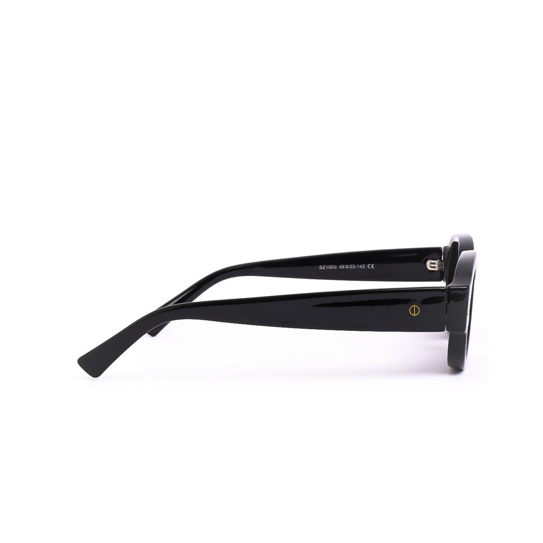 Lentes de sol Ely de Solivo, detalle del lado de las gafas en color negro, reflejando calidad premium y protección UV400