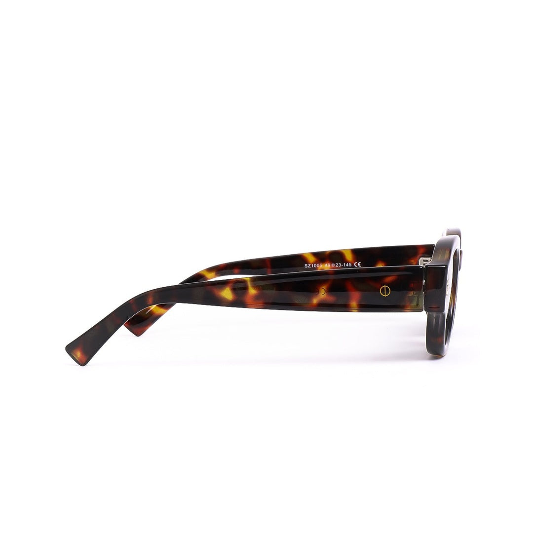 Detalle de los lentes de sol ELY de Solivo, mostrando la calidad del material ligero y resistente, perfectos para un uso diario y protección ocular.