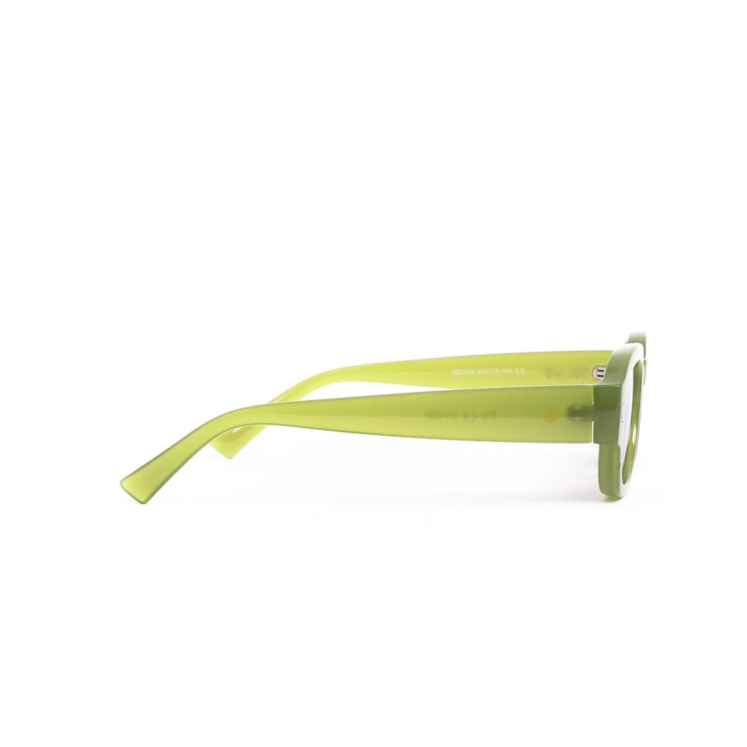 Lentes de sol Ely de Solivo, en color verde transparente, mostrando un diseño elegante y moderno, ideales para combinar estilo y protección solar.