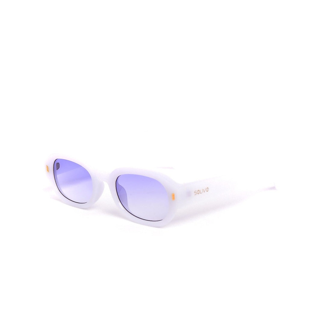 Vista lateral de las gafas de sol Ely de Solivo, diseño elegante en blanco con lentes lila, ideales para los días soleados.