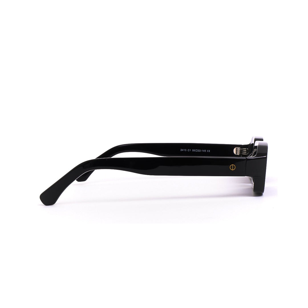 GIO de Solivo: Vista lateral de los elegantes lentes de sol negros, ofreciendo confort y protección UV400 para un estilo diario excepcional.