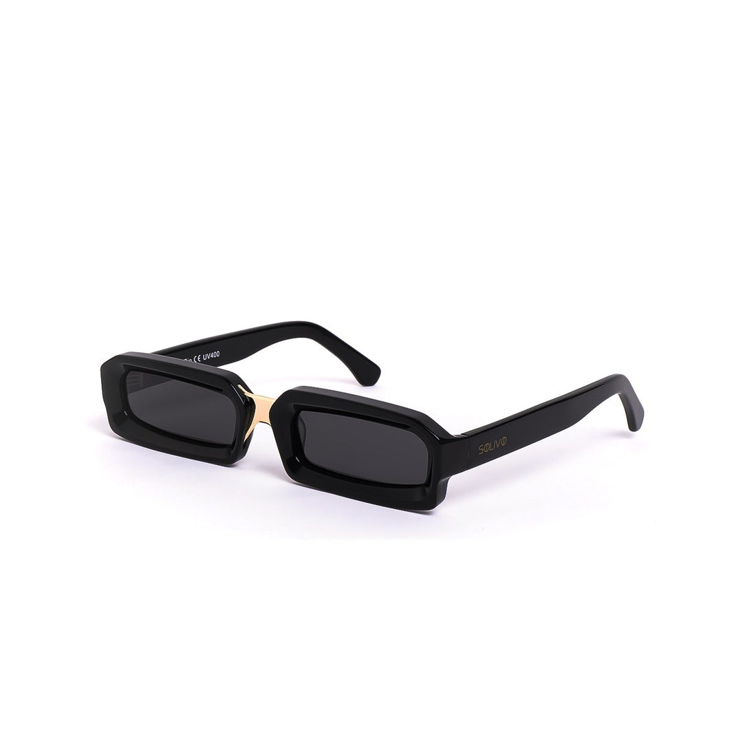 GIO de Solivo: Lentes de sol negros vistos desde un ángulo lateral, combinación perfecta de funcionalidad y moda, perfectos para cualquier ocasión.