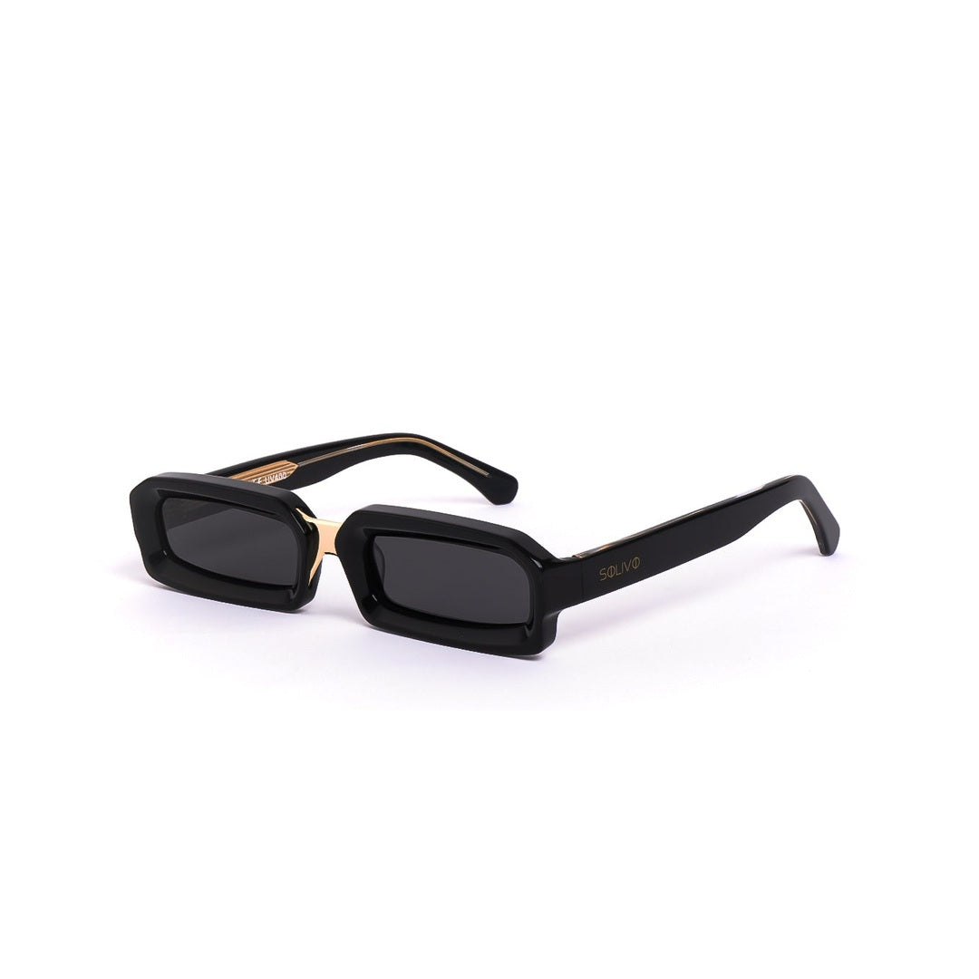 Vista lateral de los lentes de sol GIO de Solivo, estilo contemporáneo en negro dorado, perfectos para cualquier actividad al aire libre.