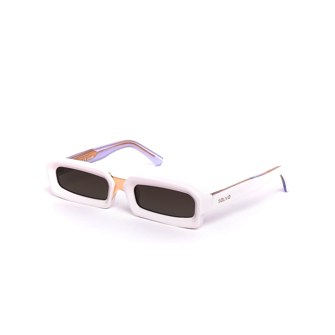 Lentes de sol GIO de Solivo en vista lateral, mostrando su diseño elegante y detalles en color dorado y blanco.