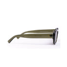 Lentes de sol JAE de Solivo, con diseño moderno y elegante, en color oliva, mostrando la vista lateral que destaca su construcciónduradera y protección UV400.