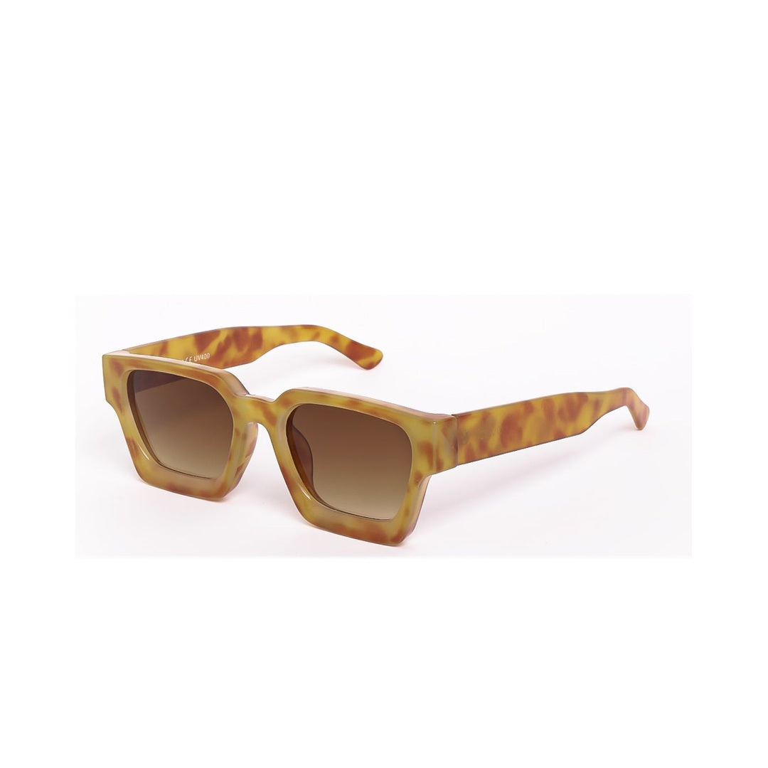 Vista lateral de los lentes de sol JETT de Solivo, mostrando su diseño contemporáneo en tonos carey, perfectos para un look de verano con protección UV400.