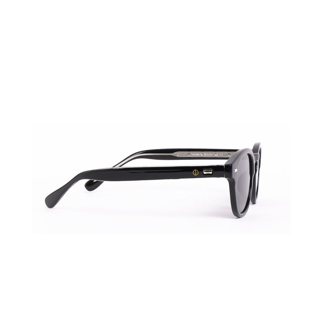 Lentes de sol LOND de Solivo, mostrando el detalle del marco y la marca en la patilla, ideal para un look sofisticado.