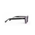 Lentes de sol LOND de Solivo, mostrando el detalle del marco y la marca en la patilla, ideal para un look sofisticado.