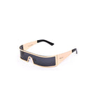 Vista lateral de los lentes de sol LEA de Solivo, destacando su estética sofisticada y funcionalidad ideal para disfrutar del sol.