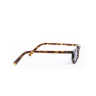 Vista lateral de los lentes de sol LEO - Carey Celeste de Solivo, mostrando la elegante montura carey y su diseño versátil, perfectos para actividades al aire libre y uso diario.