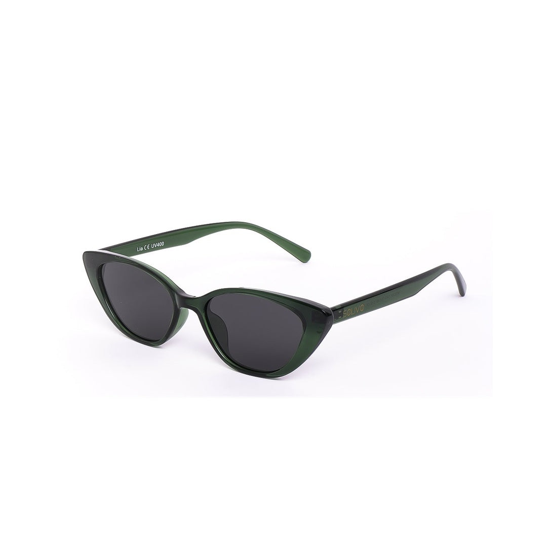 Lentes de sol LIA de Solivo en color verde, con forma de gato, perfectos para completar un look sofisticado bajo el sol.