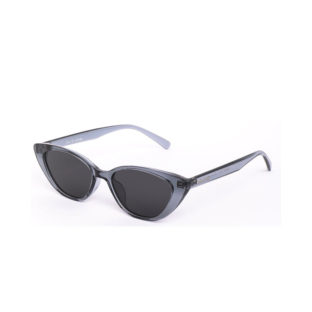 Vista lateral de los lentes de sol LIA Gris de Solivo — diseño cat-eye con filtro UV400